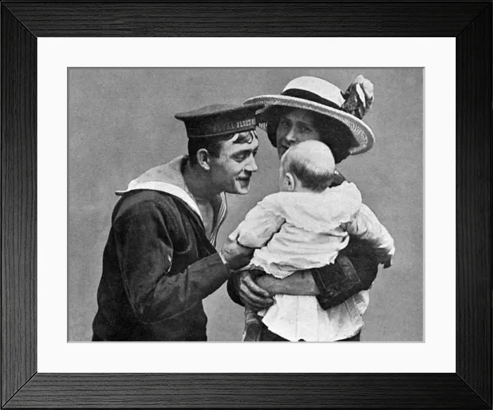 Framed Print : Sailor says good bye to wife and baby, WW1