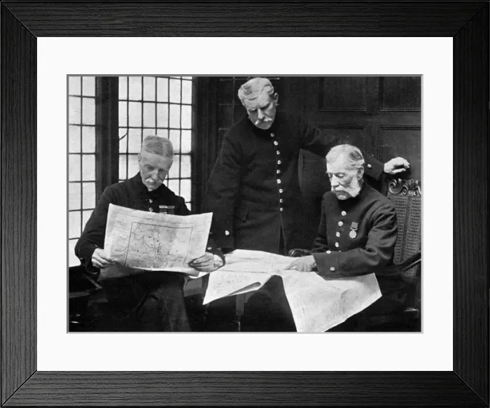 Framed Print : Chelsea pensioners discuss the war, WW1