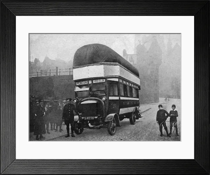 Framed Print : Gas bag omnibus in Edinburgh, WW1 Framed Print : Gas bag omnibus in Edinburgh, WW1