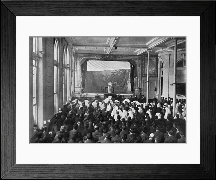 Framed Print : Ellaline Terriss entertaining soldiers at Boulogne hospital Framed Print : Ellaline Terriss entertaining soldiers at Boulogne hospital