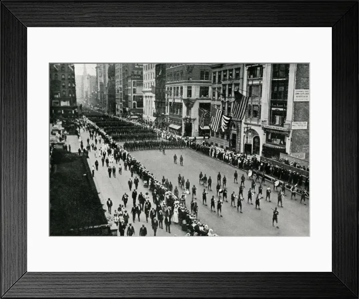 Framed Print : WW1 - American troops parade in New York Framed Print : WW1 - American troops parade in New York