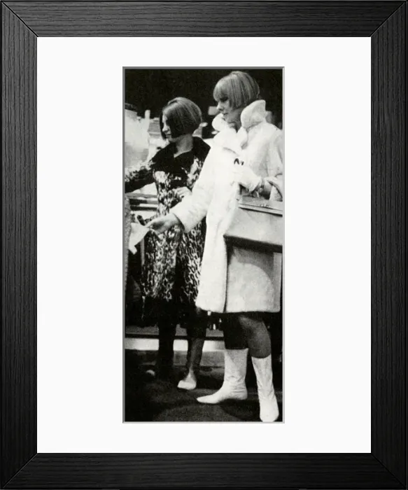Framed Print : Sybil Zelker with her daugther Elizabeth - English designer Framed Print : Sybil Zelker with her daugther Elizabeth - English designer