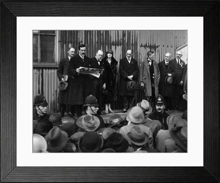 Framed Print : Winston Churchill returned as MP for Epping, 1924 Framed Print : Winston Churchill returned as MP for Epping, 1924