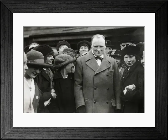 Framed Print : Winston Churchill with female munitions workers, 1918