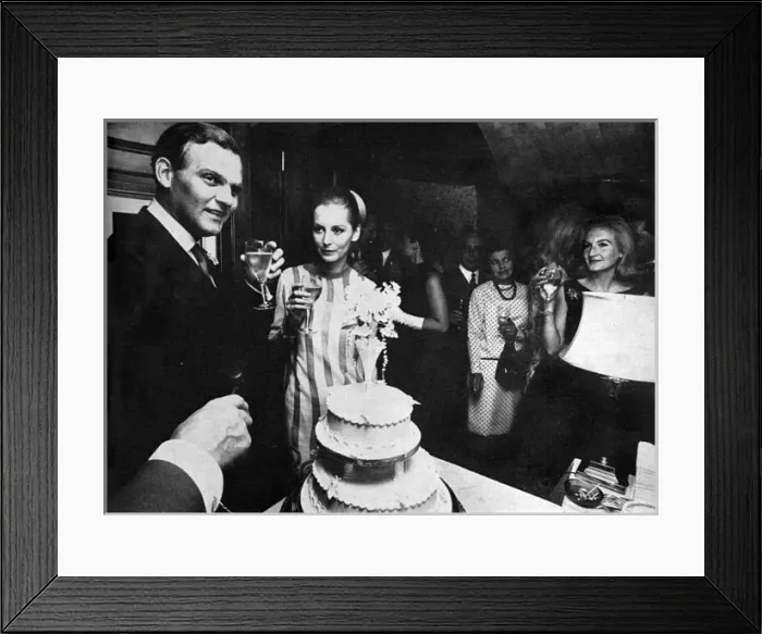 Framed Print : Sandra Paul marries David Wynne-Morgan Framed Print : Sandra Paul marries David Wynne-Morgan