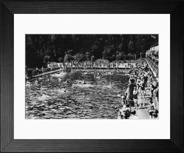 Framed Print : Bathers at the Open Air Baths in Chiswick Framed Print : Bathers at the Open Air Baths in Chiswick