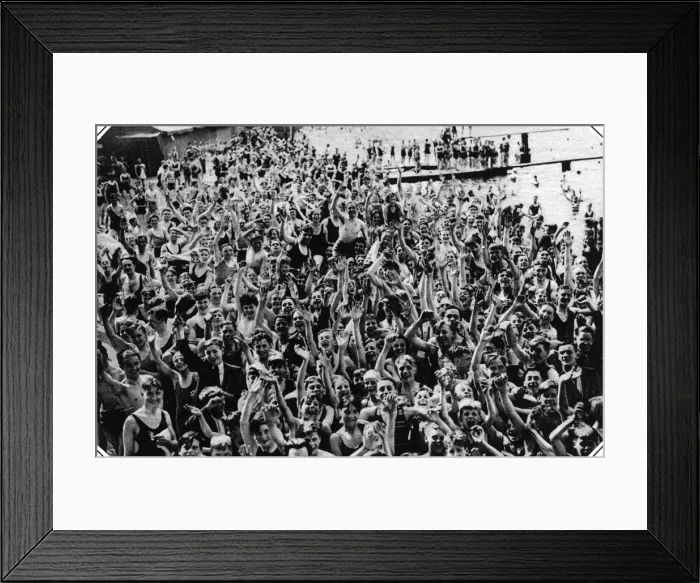 Framed Print : Bathers at the Open Air Baths in Lansburys Lido Framed Print : Bathers at the Open Air Baths in Lansburys Lido