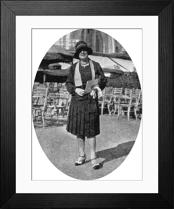 Framed Print : Helen McKie, Bystander artist in Monte Carlo Framed Print : Helen McKie, Bystander artist in Monte Carlo