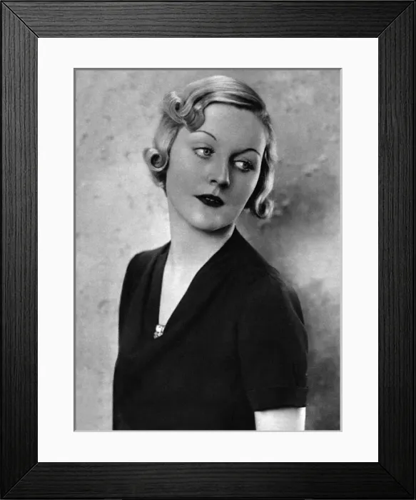 Framed Print : The Hon. Mrs Bryan Guinness (Diana Mitford) Framed Print : The Hon. Mrs Bryan Guinness (Diana Mitford)