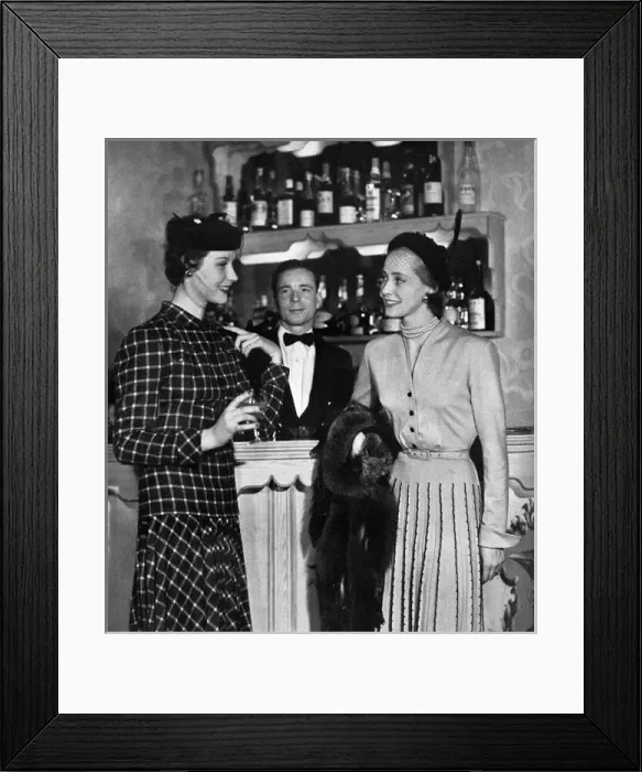 Framed Print : Fashion at Quaglinos, 1950 Framed Print : Fashion at Quaglinos, 1950