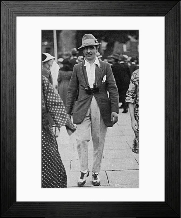 Framed Print : Fortunino Matania - Sphere artist at Cowes Framed Print : Fortunino Matania - Sphere artist at Cowes