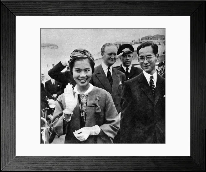 Framed Print : King Bhumibol Adulyadej and Queen Sirikit departing Framed Print : King Bhumibol Adulyadej and Queen Sirikit departing