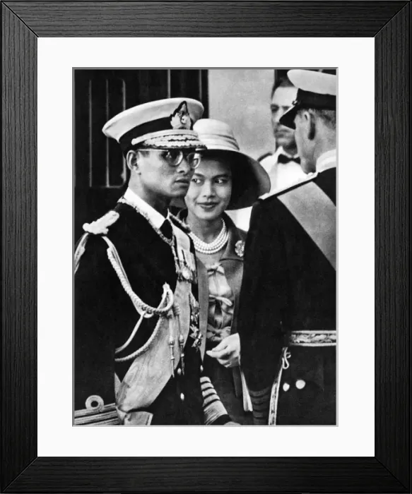 Framed Print : King Bhumibol Adulyadej and Queen Sirikit - Victoria Station Framed Print : King Bhumibol Adulyadej and Queen Sirikit - Victoria Station