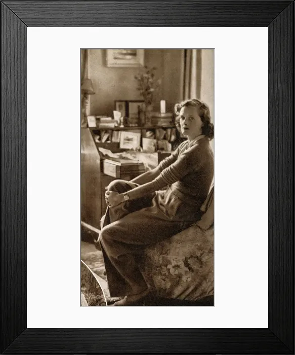 Framed Print : Daphne du Maurier at their Cornish home, Menabilly, 1945 Framed Print : Daphne du Maurier at their Cornish home, Menabilly, 1945