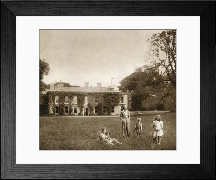 Framed Print : Daphne du Maurier at their Cornish home, Menabilly, 1945 Framed Print : Daphne du Maurier at their Cornish home, Menabilly, 1945