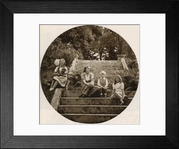 Framed Print : Daphne du Maurier at their Cornish home, Menabilly, 1945 Framed Print : Daphne du Maurier at their Cornish home, Menabilly, 1945