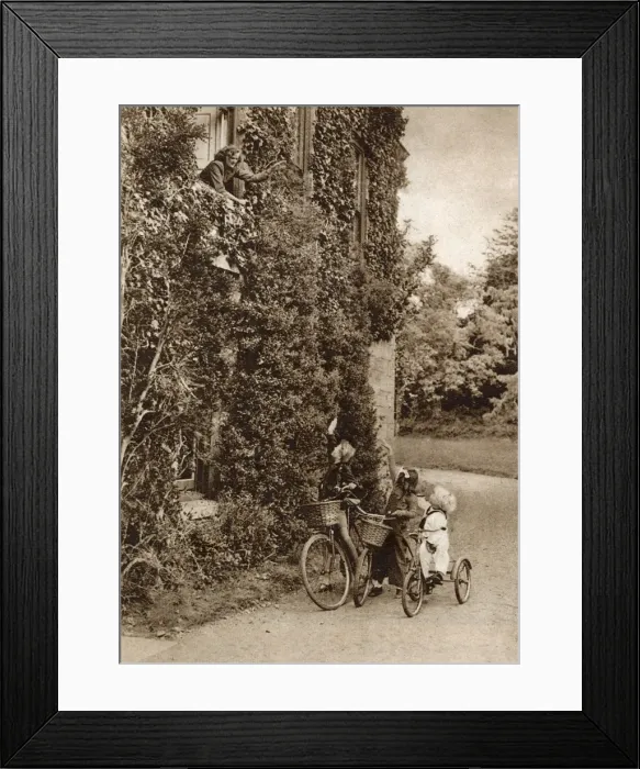 Framed Print : Daphne du Maurier and children at Menabilly, 1944 Framed Print : Daphne du Maurier and children at Menabilly, 1944