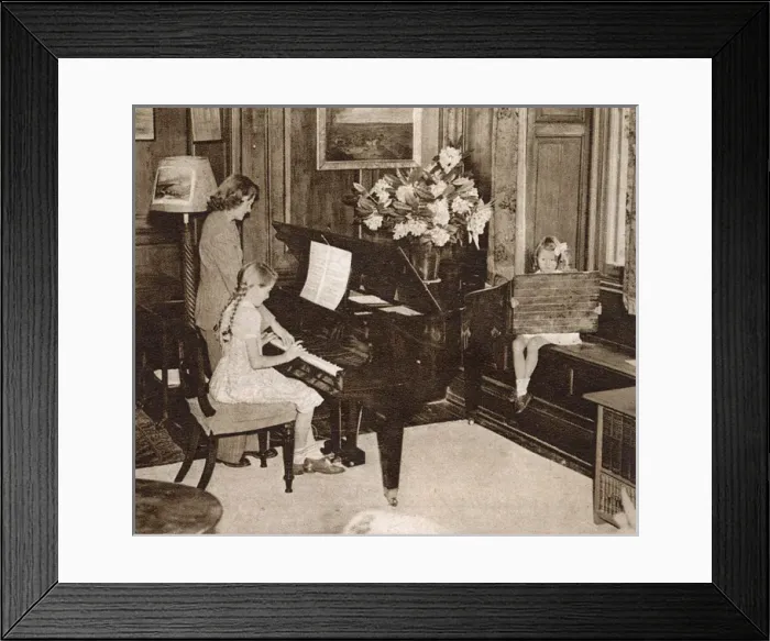 Framed Print : Daphne du Maurier and daughters at Menabilly, 1944 Framed Print : Daphne du Maurier and daughters at Menabilly, 1944