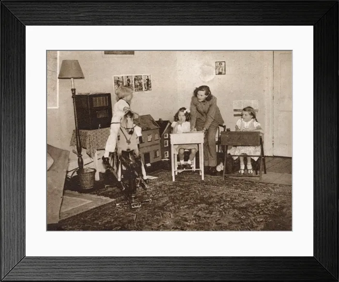 Framed Print : Daphne du Maurier and children at Menabilly, 1944