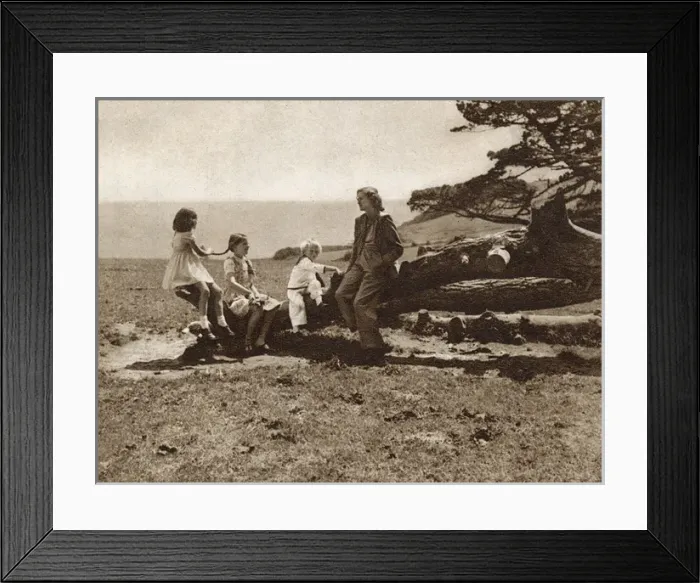 Framed Print : Daphne du Maurier and children at Menabilly, 1944