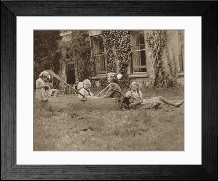 Framed Print : Daphne du Maurier and children at Menabilly, 1944 Framed Print : Daphne du Maurier and children at Menabilly, 1944