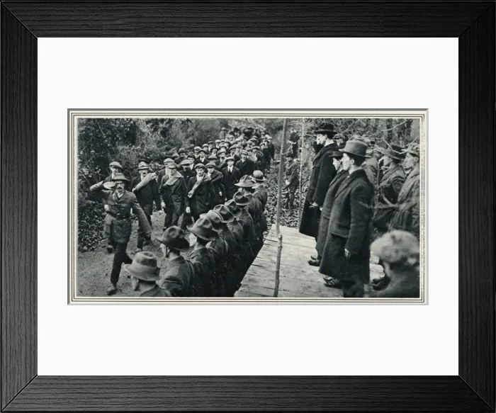 Framed Print : De Valera saluting - Anglo-Irish Treaty