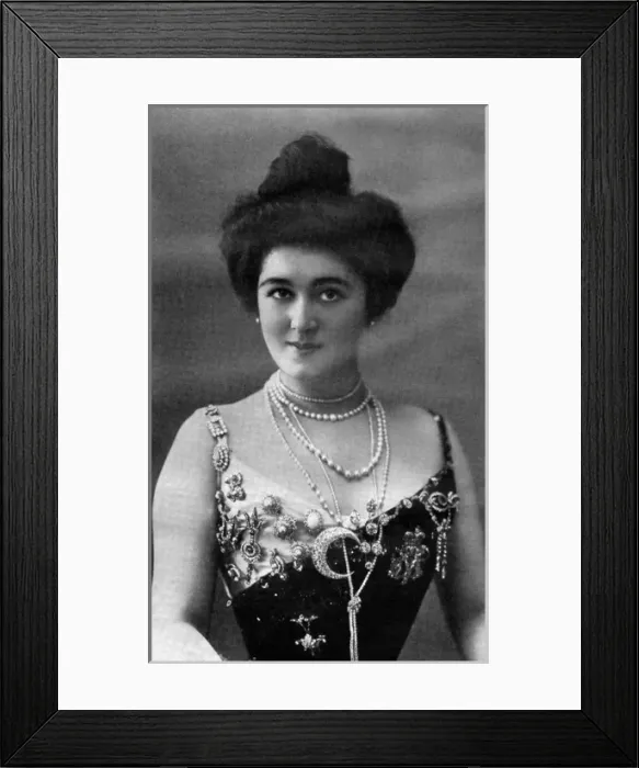 Framed Print : Mademoiselle Juniori, singer