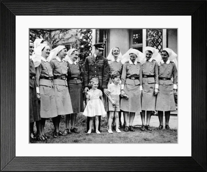 Framed Print : Duke of Kent and his children, 1940 Framed Print : Duke of Kent and his children, 1940