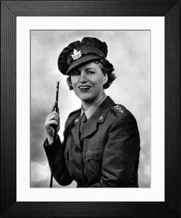 Framed Print : Gracie Fields, 1940 Framed Print : Gracie Fields, 1940