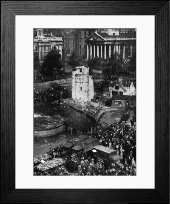 Framed Print : Trafalgar Square - Feed the Guns campaign WWI Framed Print : Trafalgar Square - Feed the Guns campaign WWI