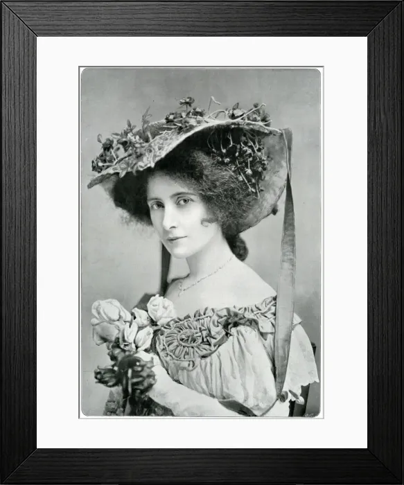 Framed Print : Ida Rene, famous artist at the time, sining at the London Pavilion. Date: 1904