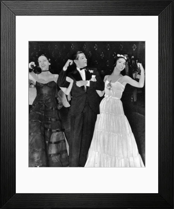 Framed Print : Ballet dancers turn to the Lambeth Walk, 1938