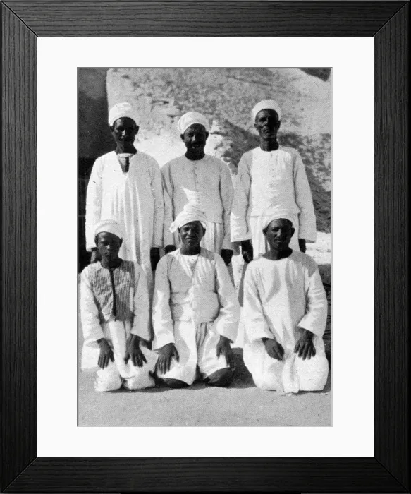 Framed Print : Men assisting Howard Carter with Tutankhamuns tomb Framed Print : Men assisting Howard Carter with Tutankhamuns tomb