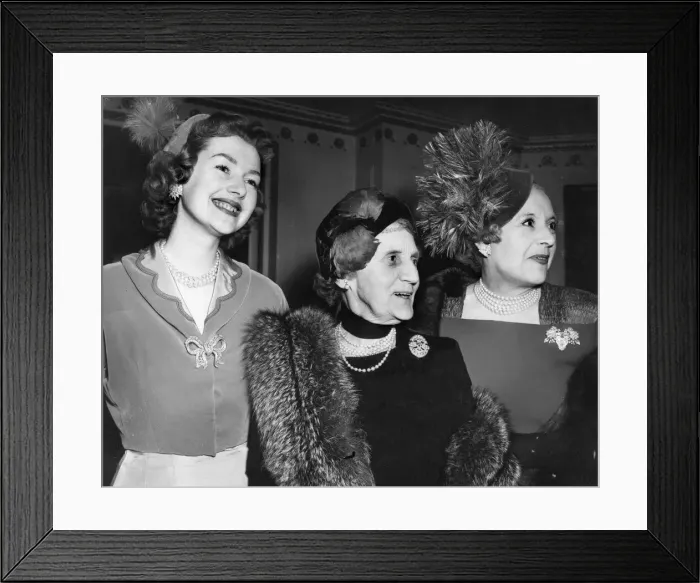 Framed Print : Barbara Cartland with mother Polly and daughter Raine Framed Print : Barbara Cartland with mother Polly and daughter Raine