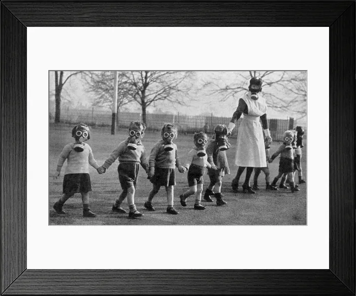 Framed Print : Evacuee children in gas masks near Windsor, 1941 Framed Print : Evacuee children in gas masks near Windsor, 1941