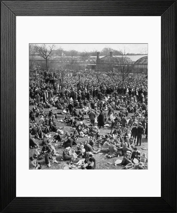 Framed Print : Crowds at London Zoo on Easter Monday, 1928 Framed Print : Crowds at London Zoo on Easter Monday, 1928
