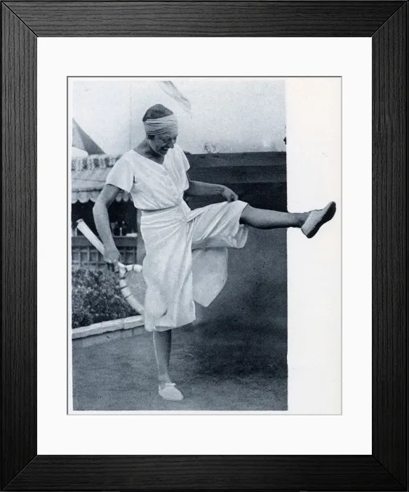 Framed Print : Suzanne Lenglen, tennis player, wearing long shorts Framed Print : Suzanne Lenglen, tennis player, wearing long shorts