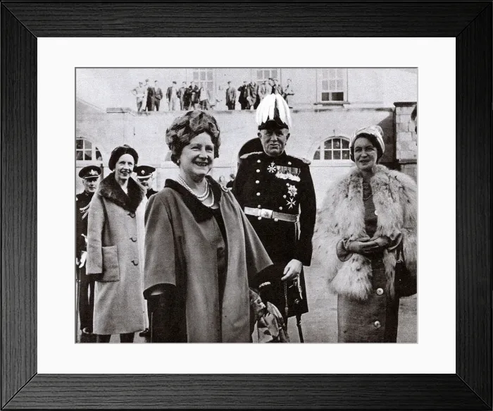 Framed Print : The Queen Mother at Hillsborough with the Governor General Framed Print : The Queen Mother at Hillsborough with the Governor General