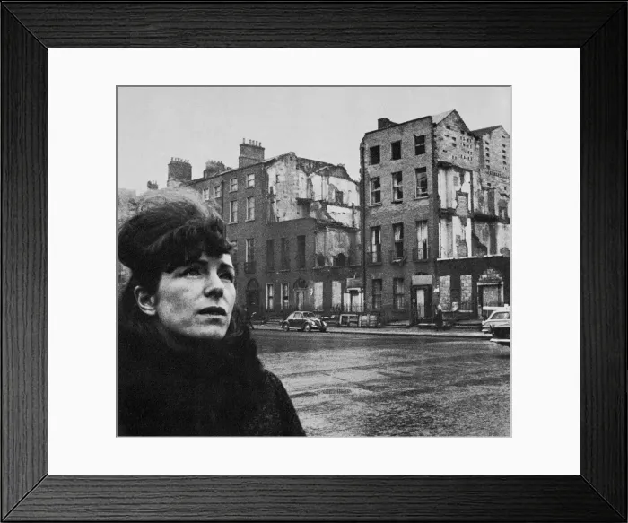 Framed Print : Mariga Guinness with derelict Georgian house in Dublin Framed Print : Mariga Guinness with derelict Georgian house in Dublin