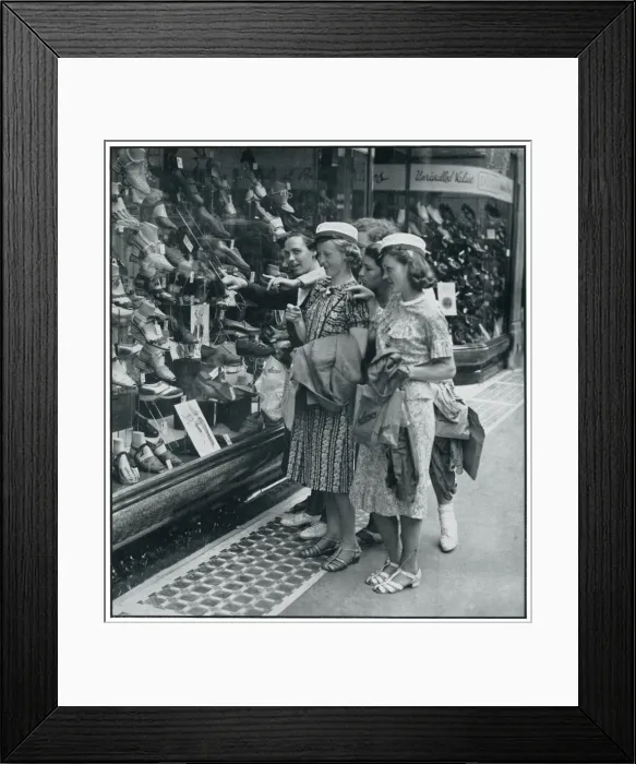 Framed Print : Foreign visitors in London, September 1939 Framed Print : Foreign visitors in London, September 1939