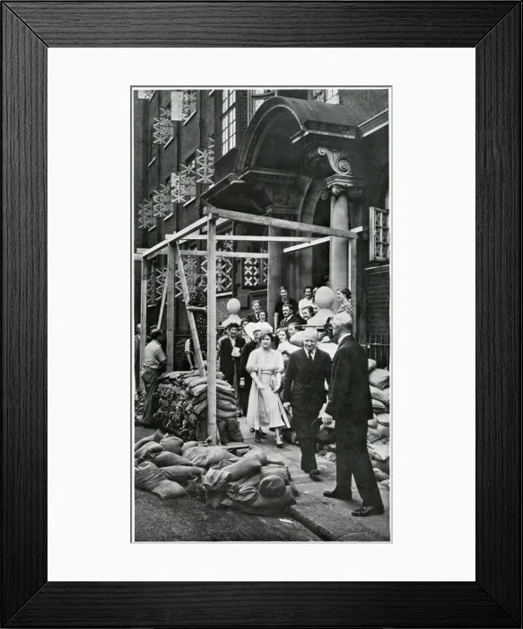 Framed Print : Outbreak of WWII - Queen visits Vincent Square hospital 1939
