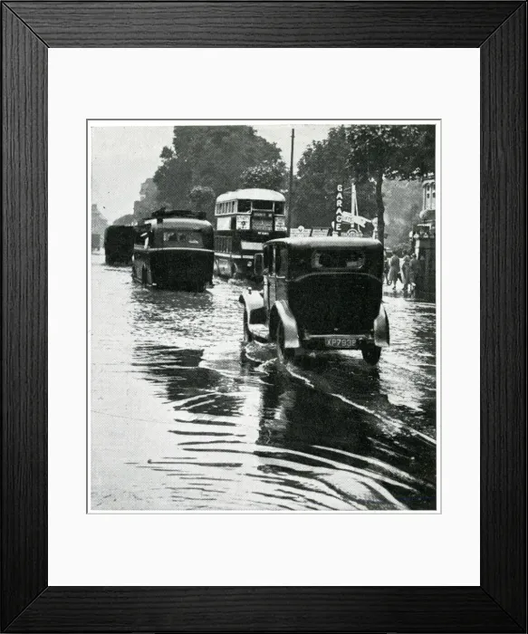 Framed Print : Heatwave floods London 1932 Framed Print : Heatwave floods London 1932