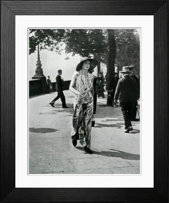 Framed Print : Riviera fashion on the Victoria Embankment, London Framed Print : Riviera fashion on the Victoria Embankment, London