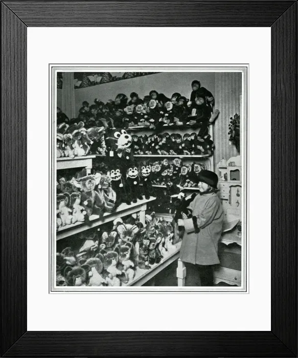 Framed Print : Felix the Cat toys on sale in a London shop, Christmas 1924