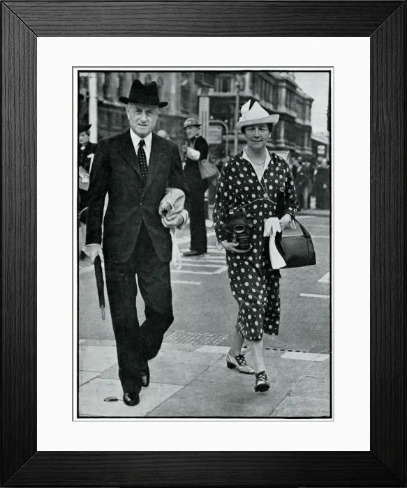 Framed Print : Sir Hoare and his wife carrying gas masks, September 1939 Framed Print : Sir Hoare and his wife carrying gas masks, September 1939