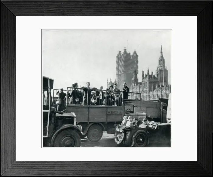 Framed Print : Londoners travelling to work amid wartime delays 1939