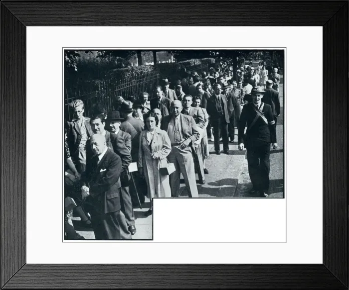 Framed Print : Enemy aliens queue to register in London, September 1939 Framed Print : Enemy aliens queue to register in London, September 1939
