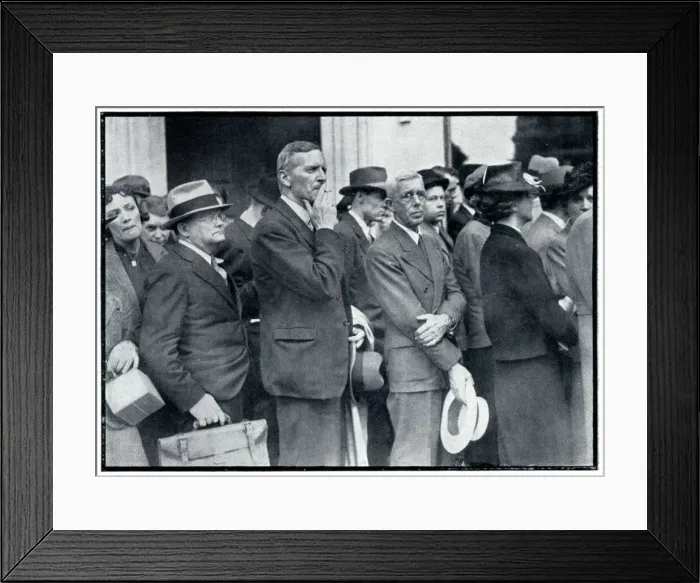 Framed Print : Americans queuing to try and leave Britain, September 1939