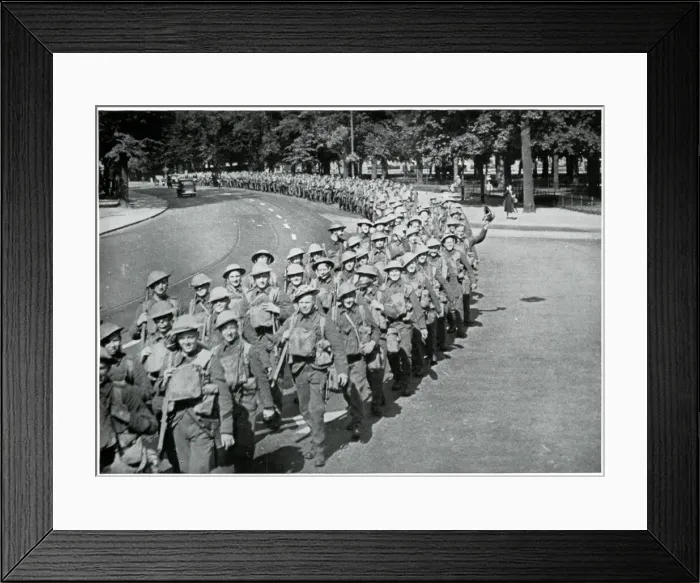 Framed Print : British soldiers marching to be taken to France, Sept 1939 Framed Print : British soldiers marching to be taken to France, Sept 1939
