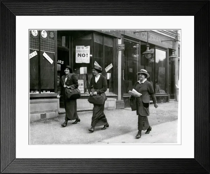 Framed Print : Female postal workers in London, c. 1915 Framed Print : Female postal workers in London, c. 1915